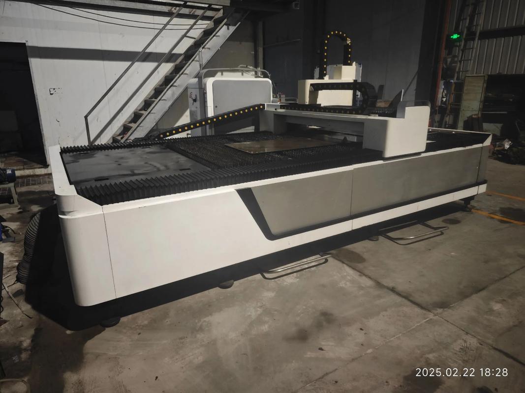 邦德1500W-3015激光切割机 5吨铸铁床身的工业利器